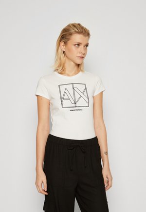 T-shirt bianca in cotone a maniche corte con un logo grafico nero "AX" e la scritta "Armani Exchange" sul davanti. Abbinata a pantaloni neri con cordino.