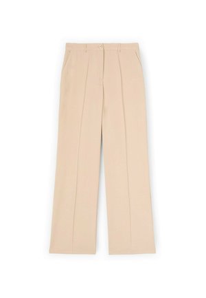 Beżowe spodnie o prostych nogawkach z przednimi plisami, bocznymi kieszeniami, zapięciem na guzik i zamek, prezentowane na białym tle.