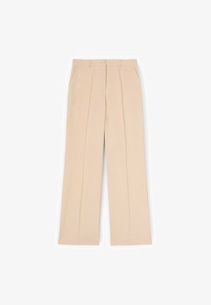 Beige gerade geschnittene Hose mit vorderen Falten, Seitentaschen, Knopf- und Reißverschluss, vor weißem Hintergrund präsentiert.