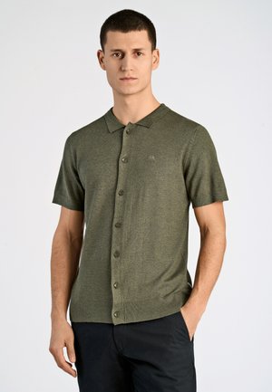 Olivenfarvet kortærmet polo-shirt lavet af struktureret stof, med en knap-front design og ribbet krave og kant.