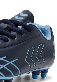 Sportowe buty na sznurowadła w granatowej skórze z jasnoniebieskimi akcentami. Posiadają teksturowaną cholewkę, granatowe sznurowadła oraz niebieską podeszwę z korkami. Oznaczone markowym logo.