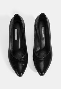 Zwarte high heels met een puntige neus, gemaakt van glanzend faux leer met een krokodillenpatroon en een gevoerde binnenzool.