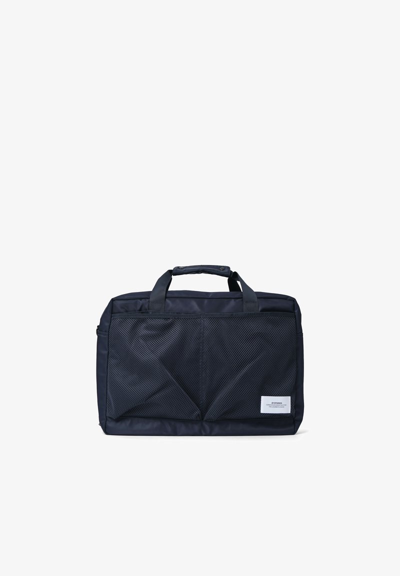 Marintravelväska med nätpaneler och dubbla handtag; har en liten vit etikett på sidan, designad för funktionalitet och stil.