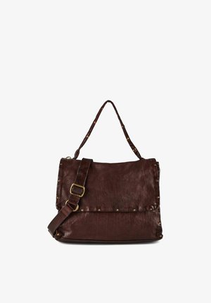 Bolso de hombro de cuero marrón oscuro con correa ajustable, hebilla de latón y pequeños remaches de metal a lo largo de los bordes sobre un fondo blanco.