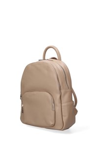 Zaino in pelle beige con un design arrotondato, due scomparti con zip, una tasca frontale e una maniglia superiore per un trasporto conveniente.