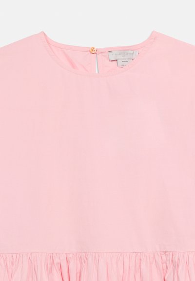 Ανοιχτό ροζ παιδικό φόρεμα με στρογγυλή λαιμόκοψη, κούμπωμα με κουμπιά στην πλάτη και ρυτιδωμένη λεπτομέρεια υφάσματος κοντά στο τελείωμα.