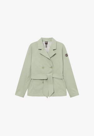 Jasnozielona dwurzędowa kurtka z szerokimi klapami, dwoma guzikami, paskiem w talii i okrągłą naszywką marki na lewym rękawie.