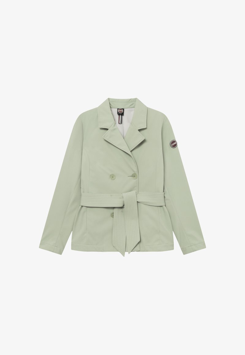 Chaqueta cruzada verde claro con solapas anchas, dos botones, cinturón en la cintura y parche redondo con la marca en la manga izquierda.