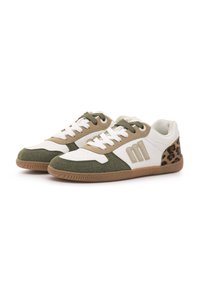 Coppia di sneaker basse con pannelli bianchi, verdi e beige, dettagli leopardati sul tallone e suole in gomma color miele, allacciate con lacci bianchi e verdi.