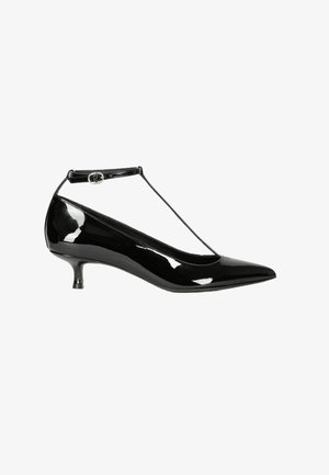 Schwarzer Lackleder-Pumps mit spitzer Schuhspitze, schmalem Knöchelriemen und niedrigem Kitten-Heel. Glatte Textur mit glänzendem Finish.