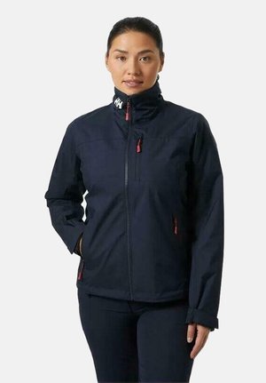 Chaqueta náutica impermeable con cuello alto, cierre frontal y acentos rojos. Cuenta con dos bolsillos laterales y puños elásticos para un ajuste seguro.