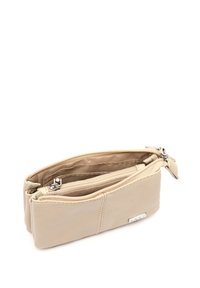 Bežna usnjena denarnica z zadrgo, ki vsebuje več predelkov in gladko teksturo. Srebrni okras na strani.