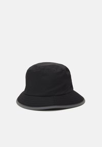Cappello a secchiello nero realizzato in tessuto resistente all'acqua, caratterizzato da una larga visiera e una fascia testurizzata. Design semplice con una finitura liscia.
