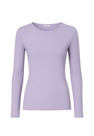 Top a maniche lunghe di lavanda con una texture a coste e un collo rotondo, caratterizzato da un design aderente che si adatta al corpo.