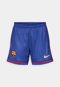 Shorts de sport bleus en matériau léger, dotés d'une bande rouge et d'un logo Nike jaune sur l'ourlet, avec un emblème FCB sur le côté.