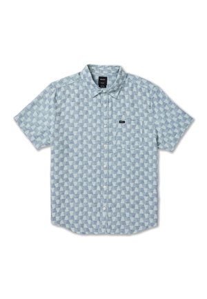Camicia a maniche corte con bottoni, motivo geometrico a triangoli azzurri e bianchi, e una piccola tasca sul petto con una toppa nera con il logo.