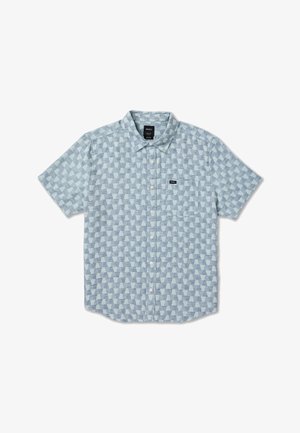 Chemise à manches courtes à boutons avec un motif géométrique de triangles bleu clair et blanc, et une petite poche poitrine avec un écusson logo noir.