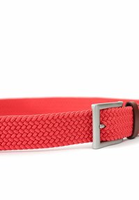 Geweven rode riem met een zilveren metalen gesp en een bruine leren accent. Textiel biedt flexibiliteit en duurzaamheid.