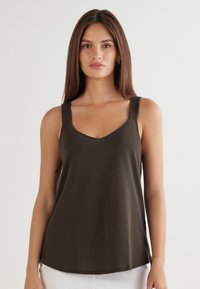 Braunes ärmelloses Top mit V-Ausschnitt, aus weichem Stoff gefertigt. Es verfügt über breite Schulterträger und eine lockere Passform mit durchgehend glatter Textur.
