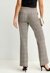 Next REGULAR FIT - Pantalon classique - brown check
