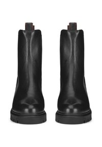 Melnas ādas potītes zābaki ar gludu apdari, noapaļotiem pirkstiem un melniem gumijas zolēm. Iekļauti aizmugurējie cilpiņas vieglai uzvilkšanai.