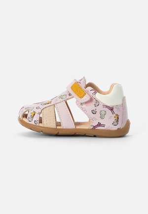 Sandalia rosa para niños con puntera abierta y estampados de animales, correa de velcro, acolchado beige y suela marrón flexible, diseñada para ofrecer comodidad y soporte.