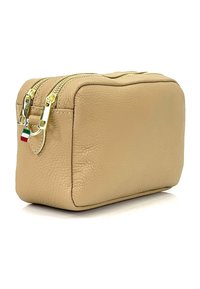 Beige leren cosmetica tas met een gestructureerd oppervlak, twee gouden ritsen en een klein Italiaans vlagaccent aan de rits.