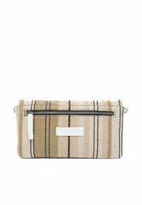 Pochette tissée rayée beige et crème avec une poche zippée, présentant une étiquette blanche et des accents en cuir. Forme rectangulaire, tissu texturé.
