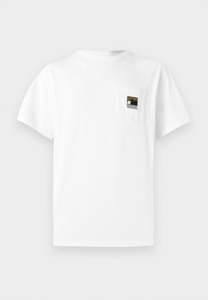 T-shirt en coton blanc à manches courtes avec une poche poitrine ornée d'un logo de montagne en noir et or. Design simple et épuré.