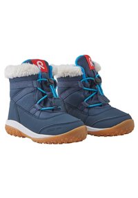 Blauwe waterdichte laarzen met witte faux vachtvoering, een gemarmerde rubberen zool en blauwe accenten. Voorzien van een toggle voor een verstelbare pasvorm en veters.