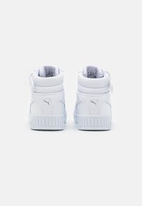 Sneaker alte bianche con esterno in pelle liscia, colletto imbottito, logo laterale e suola in gomma testurizzata. Design minimalista con cinturino in velcro.