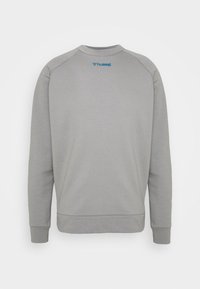 Sweatshirt gris clair à col rond, manches longues et poignets côtelés. Présente un logo bleu au centre en haut et une texture lisse.