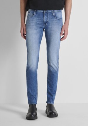 Antony Morato, JEANS OZZY TAPERED FIT IN TITAN BLUE ICONIC DENIM - Vaqueros tapered - blue denim