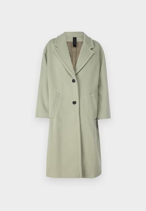 Ljusgrön ullblandad kappa med slagkrage, trekvartslånga ärmar, två framfickor och en enkel knappstängning.