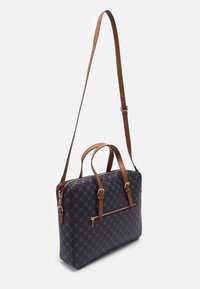 Czarna torebka wzorzysta z brązowymi skórzanymi akcentami, podwójnymi uchwytami u góry, regulowanym paskiem na ramię i przednią kieszenią na zamek. Gładka tekstura.