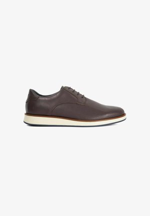 Bruine leren nette schoen met een gladde afwerking, verhoogde textuur, vetersluiting en een contrasterende witte zool. Ronde neus en minimale stikdetails.