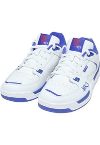 Białe sneakersy z niebieskimi akcentami, wykonane z materiału skórzanego, z wciąganym zapięciem, perforowanym czubkiem oraz haftowanym logo na języku.