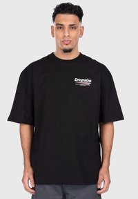 Black cotton t-shirt with short sleeves, featuring a white "Dropsize" graphic on the chest. Relaxed fit with a round neckline.