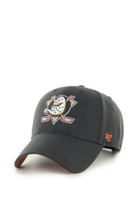 Schwarze Baseballkappe mit gesticktem Anaheim Ducks-Logo, das eine gelbe und schwarze Maske auf einem weißen Hintergrund zeigt, mit orangefarbenen Akzenten an der Seite.