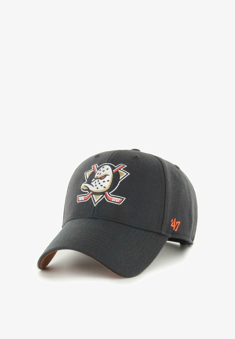 Schwarze Baseballkappe mit gesticktem Anaheim Ducks-Logo, das eine gelbe und schwarze Maske auf einem weißen Hintergrund zeigt, mit orangefarbenen Akzenten an der Seite.