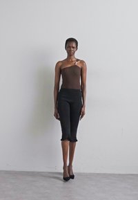 sandro PANTALON CROP MAILLE BAS FANTAISIE - Hlače - noir