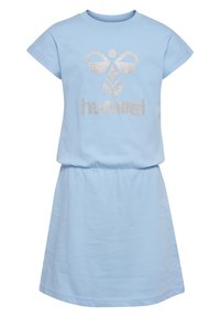 Himmelblaues Baumwollkleid mit kurzen Ärmeln, gerafftem Taillenbereich und silbernem Glitzer-"hummel"-Logo auf der Vorderseite.