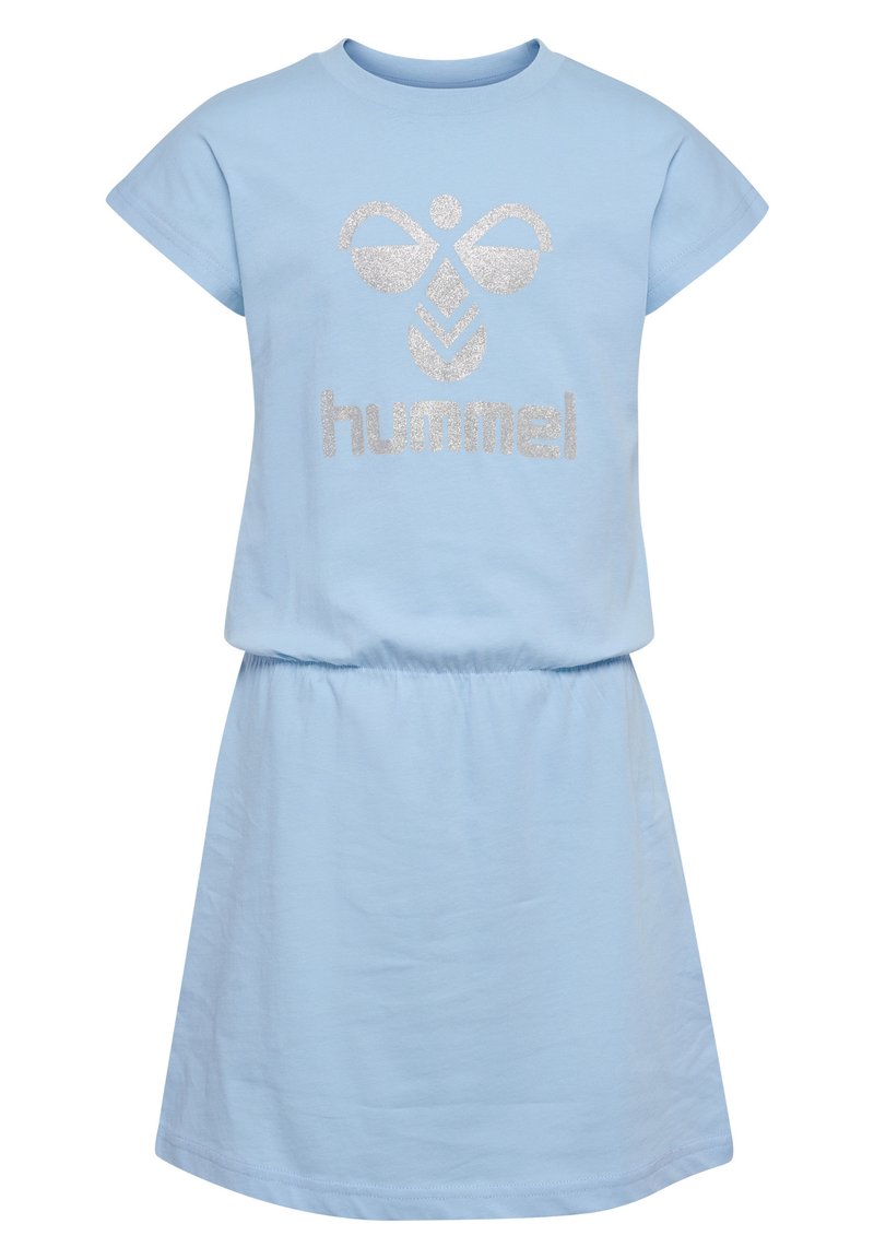 Himmelblaues Baumwollkleid mit kurzen Ärmeln, gerafftem Taillenbereich und silbernem Glitzer-"hummel"-Logo auf der Vorderseite.