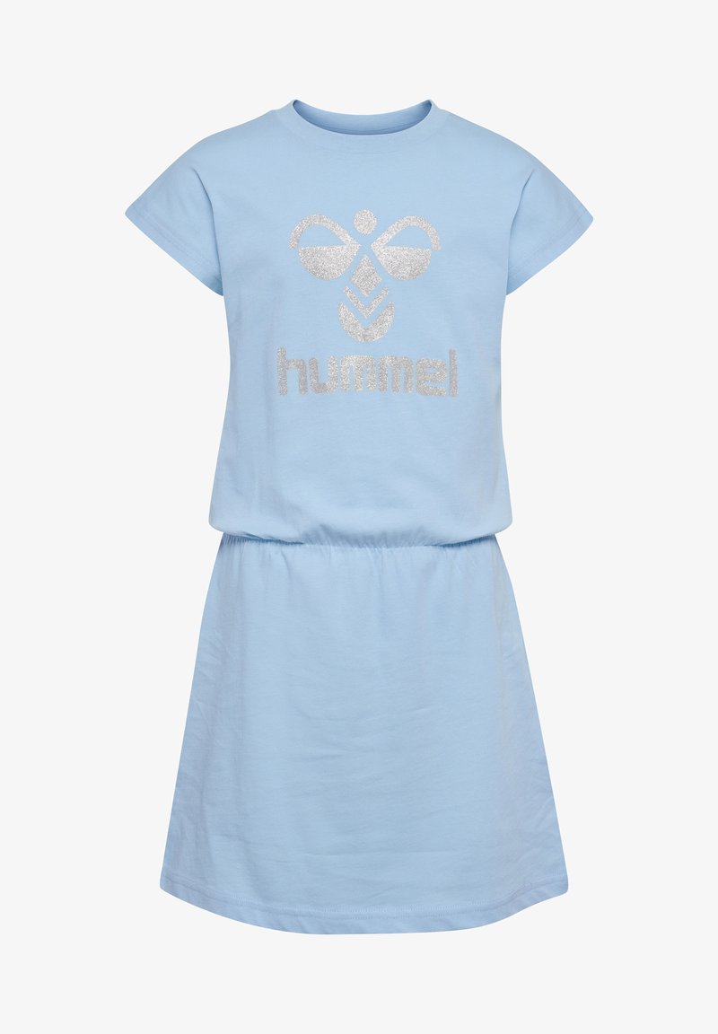 Jasnoniebieska bawełniana sukienka z krótkimi rękawami, zmarszczonym stanem i srebrnym brokatowym logo "hummel" nadrukowanym z przodu.