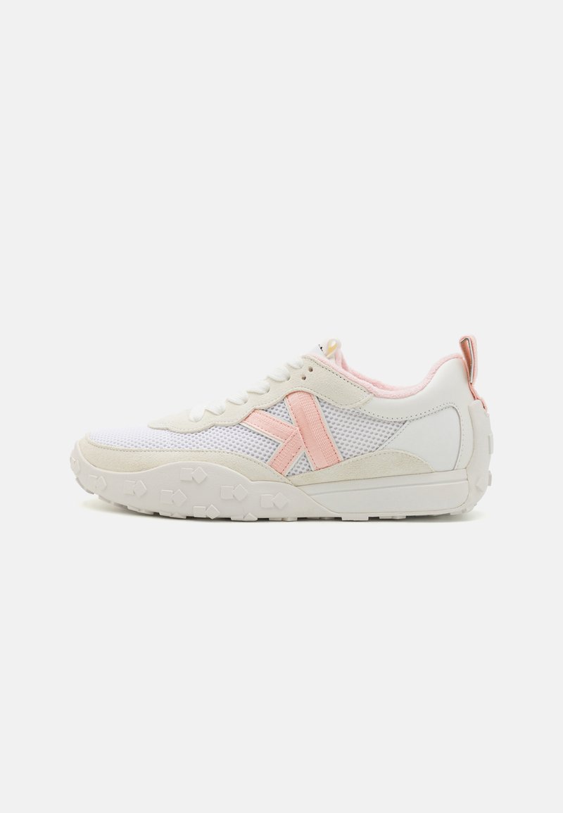 Sneaker bianca con tomaia in rete e accenti rosa chiaro. Presenta una suola texturizzata e un dettaglio del logo distintivo sul lato. Inclusa una linguetta posteriore.