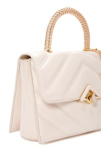 Borsa a tracolla in pelle bianca trapuntata con manico a catena dorata, cuciture diagonali e un dettaglio geometricamente dorato sulla chiusura frontale.