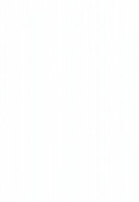 Sieviete pie rakstāmgalda smaida, izmanto datoru ar austiņām un tur viedtālruni gaišā, modernā birojā ar lielu logu.