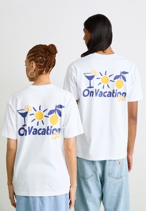 Valged puuvillased T-särgid, mille seljal on graafika kokteili, päikese, sidruni ja "On Vacation Club" tekstiga sinise ja kollase värviga.