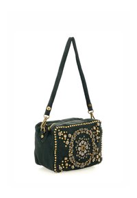 Borsa in suede verde di forma rettangolare, con borchie dorate e decorazioni a motivo spirale, dotata di una tracolla corta e regolabile.