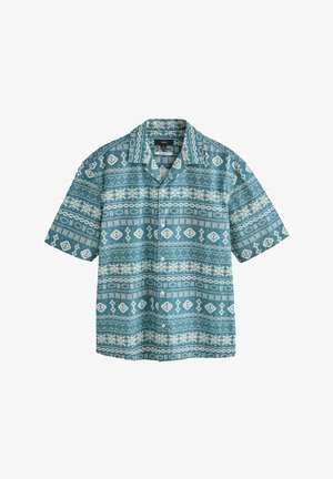 Camisa de manga corta en color teal, con un patrón geométrico blanco, cierre de botones y un cuello clásico. Tejido suave con una textura lisa.